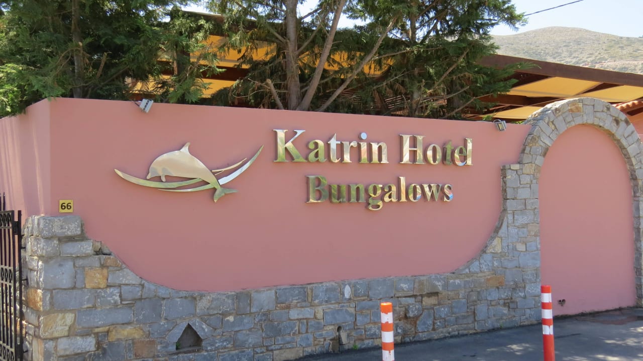 Vor dem Eingang zur Hotelanlage Eurohotel Katrin Hotel & Bungalows