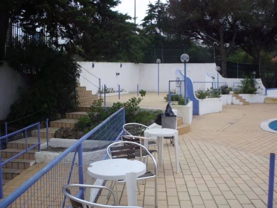 Sitzgelegenheiten am Pool Apartamentos Soldoiro