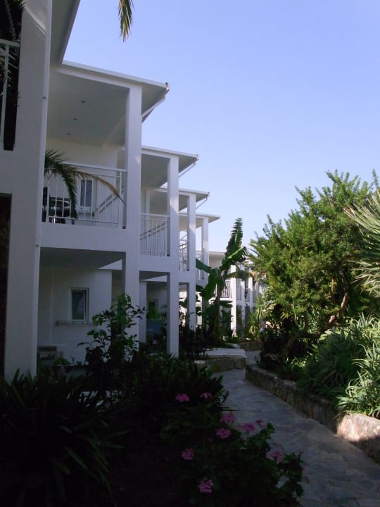 Gartenanlage mit Außenansicht HARPIN Happy Days Beach Hotel