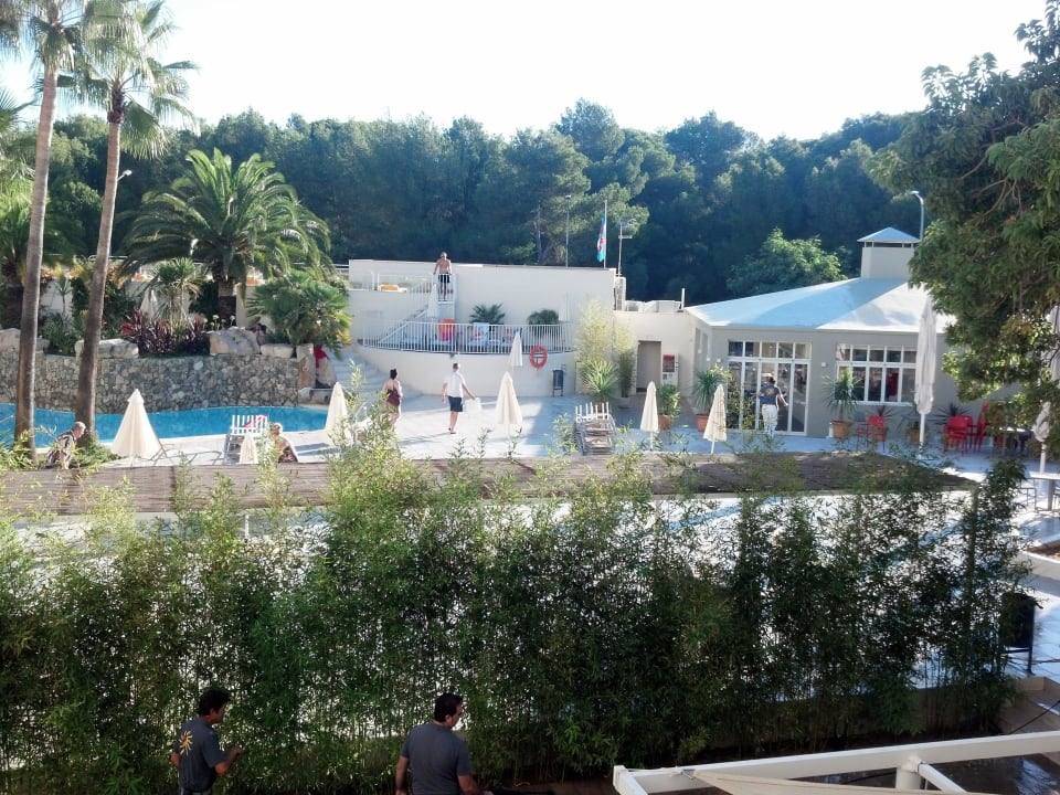 Rechts die Polbar Hotel Rosella