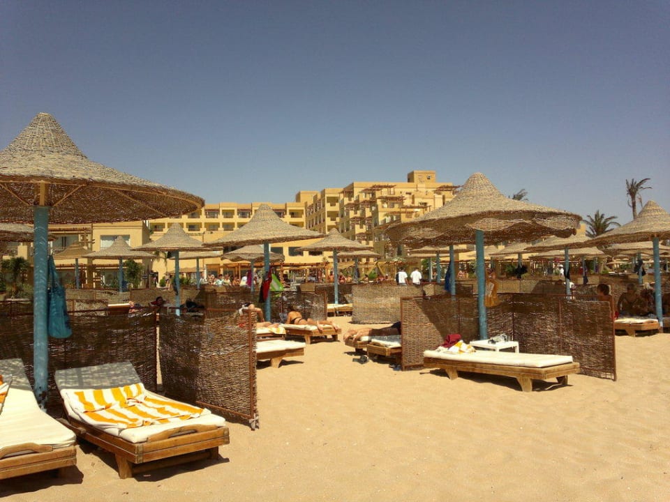 Widok na hotel z plaży Imperial Shams Abu Soma