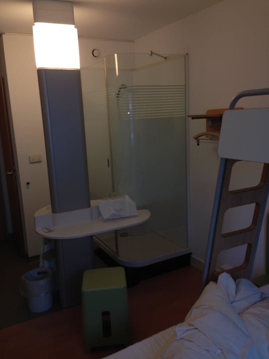 "Schreibtisch" und Hocker - kein Regal/Schrank ibis budget Köln Messe