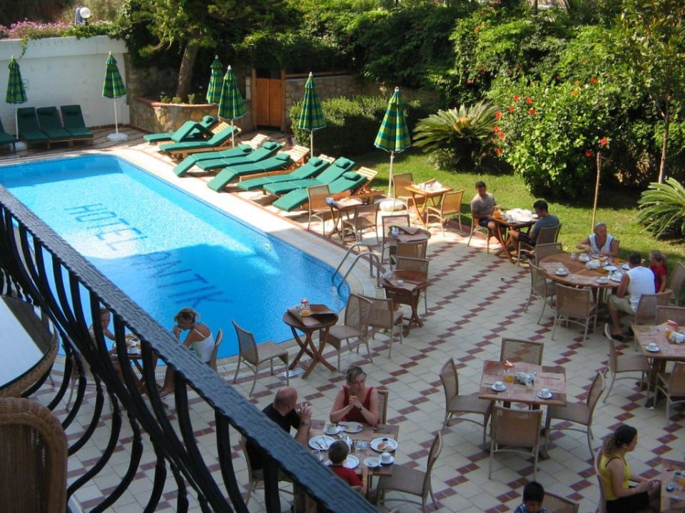 Aussenbereich des Restaurants mit Pool Antik Garden