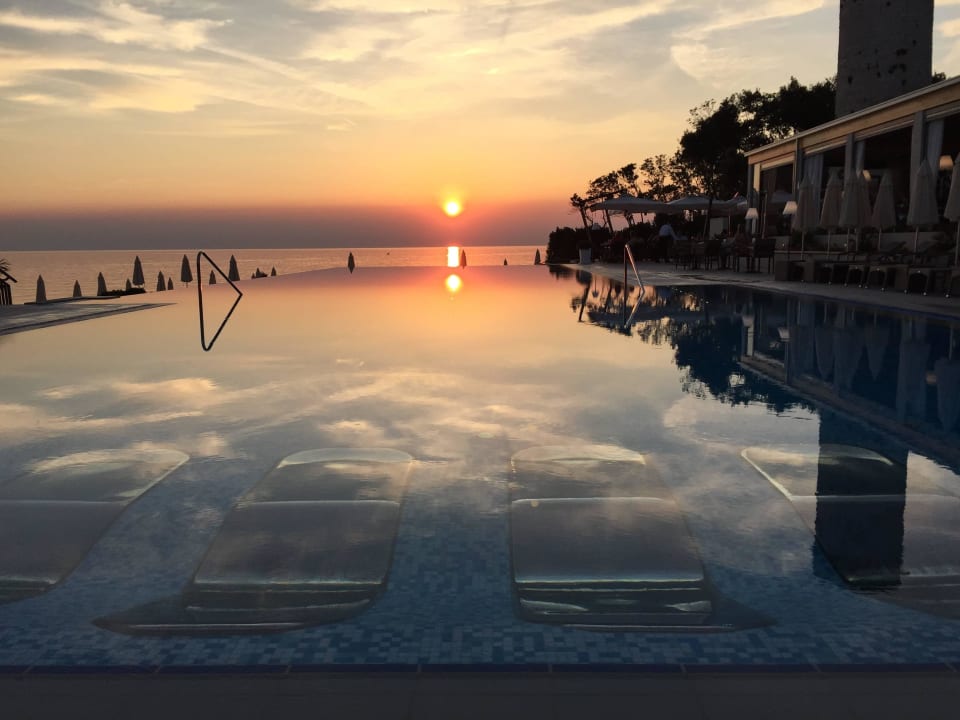 Sonnenuntergang am Meerwasserpool Isabella Island Miramare  Suites & Villas