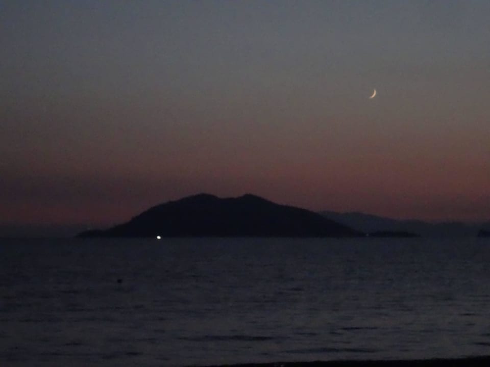 Vorgelagerte Insel bei Nacht Jiva Beach Resort