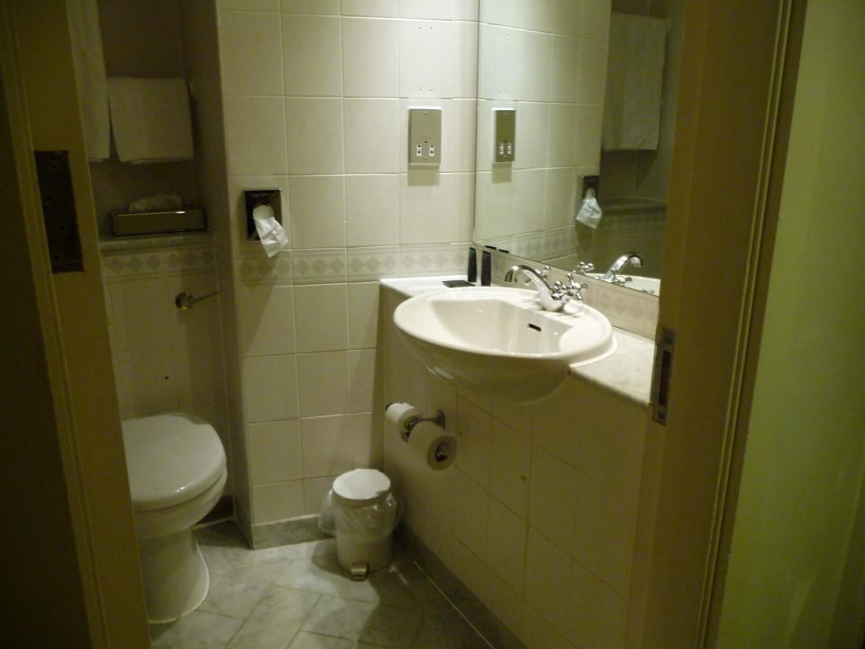 Bad klein Maldron Hotel Dublin Airport