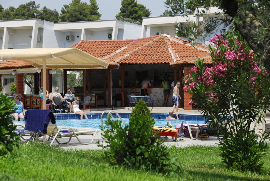 Die beliebte Poolbar Iris Hotel