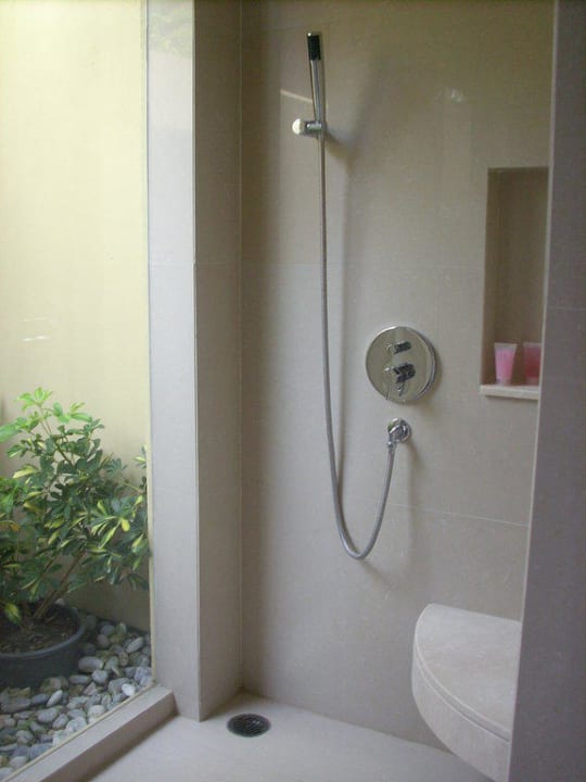 Dusche mit Blick ins Grüne Tui Blue The Passage Samui Pool Villas & Beach Resort