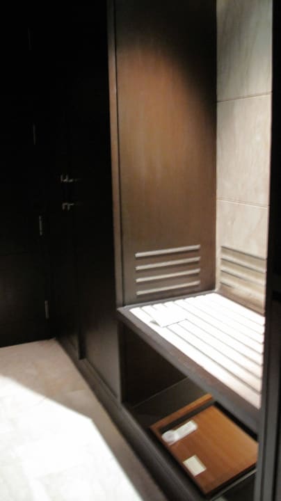 Große Kofferablage The Leela Ambience Convention Hotel Delhi