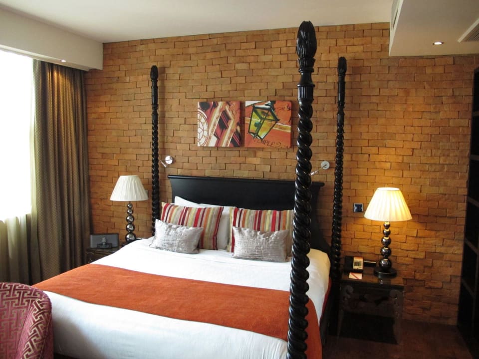 Blick auf das Bett Hotel Indigo London Tower Hill