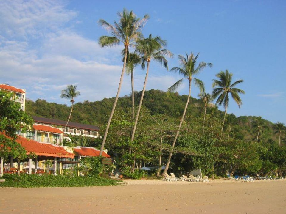 Strand mit Liegen Hotel By The Sea Residence