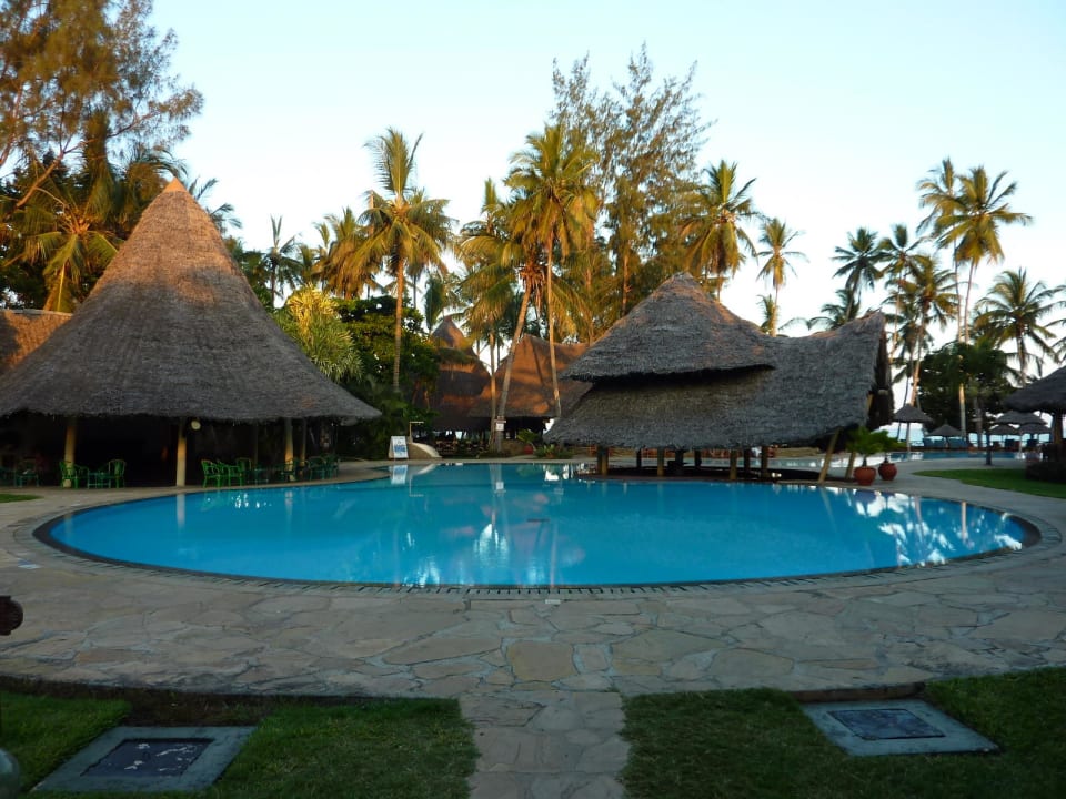 Einer der zwei Pools Neptune Village Beach Resort & Spa