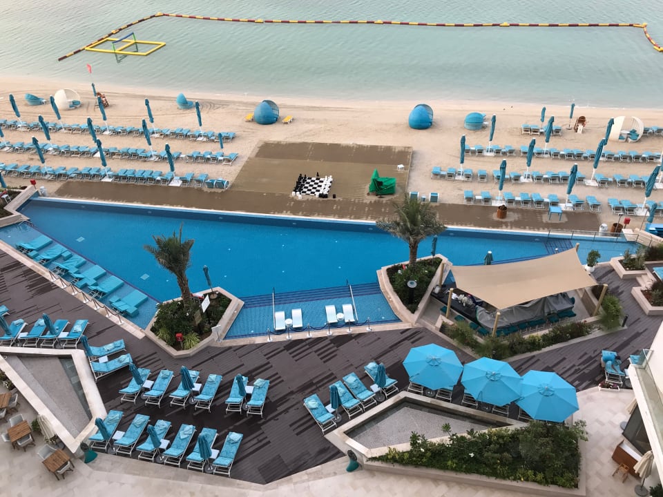 Poolanlage aus dem 6. Stock fotografiert. The Retreat Palm Dubai MGallery by Sofitel