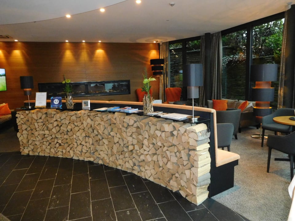 Im Bereich der Rezeption Romantik Berghotel Astenkrone