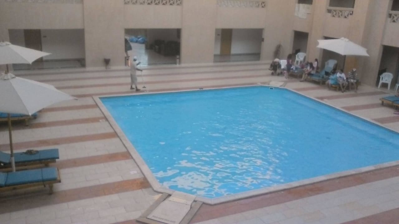 Blick vom Nebengebäude auf den Innenpool Pickalbatros Aqua Park Resort - Hurghada