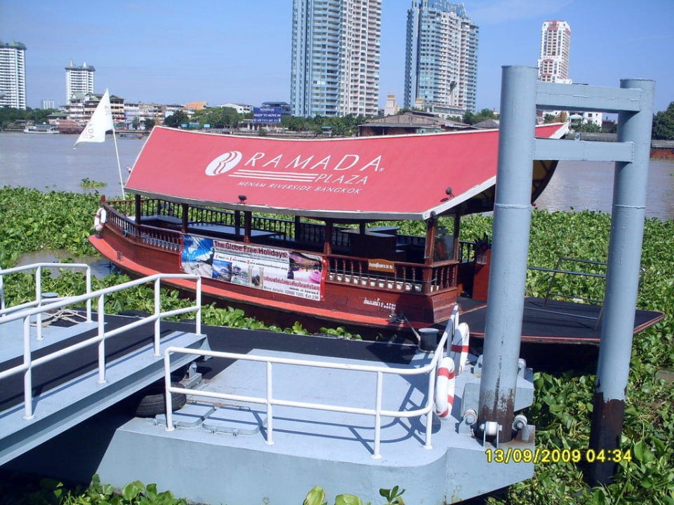 Hoteleigenes Boot Ramada Plaza by Wyndham Bangkok Menam Riverside