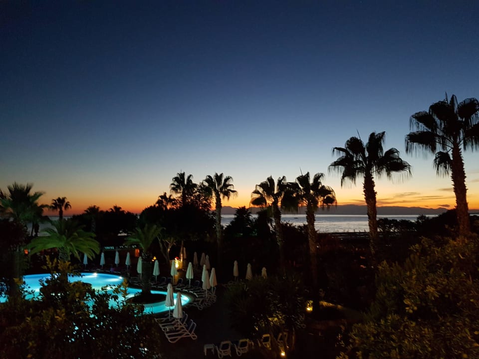 Garten und Pool am Abend Hotel Grand Side