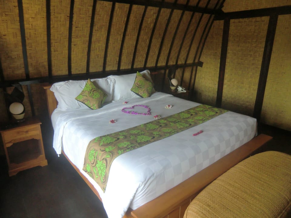 Bett im Bungalow Kinaara Resort & Spa Pemuteran Bali