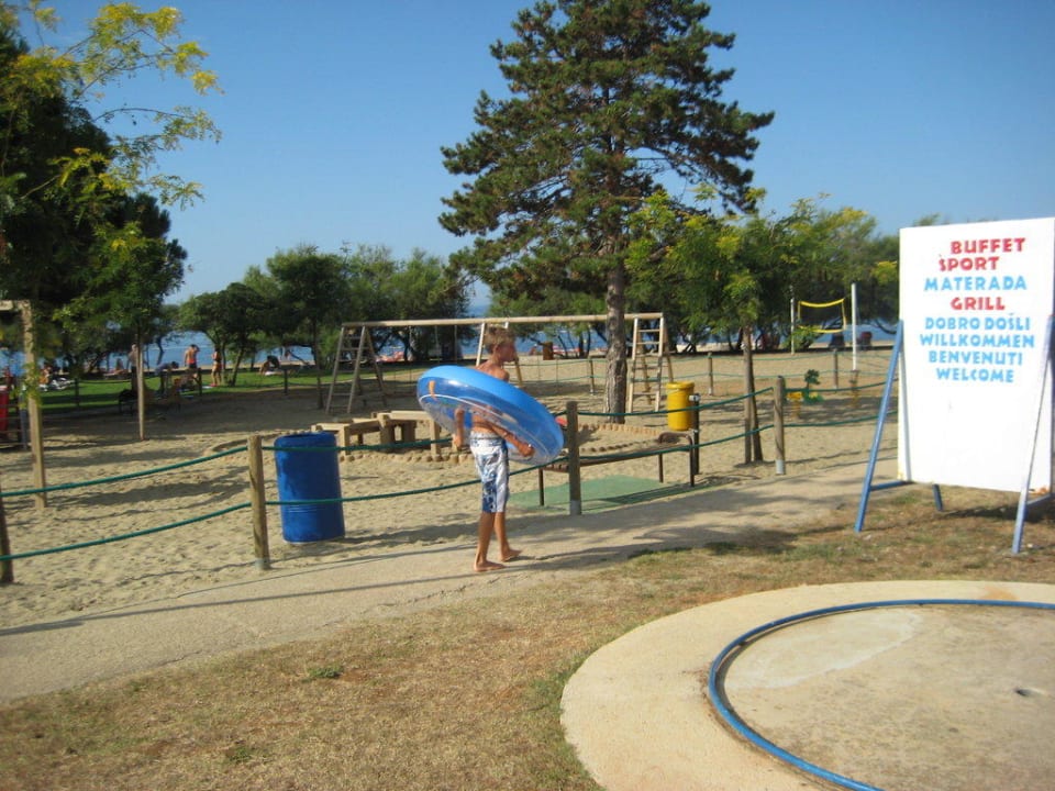 Kinderspielplatz in der Gartenanlage Hotel Materada Plava Laguna