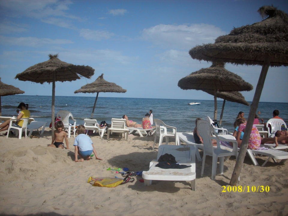 Strand mit Liegen, Volleyball, Bar Eden Club