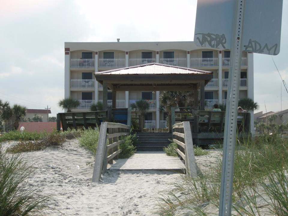 Blick auf das Hotel vom Strand aus Hotel Holiday Isle Oceanfront Resort