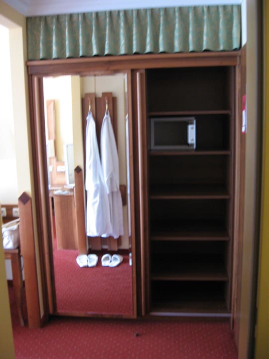 Kleiderschrank Hotel Österreichischer Hof