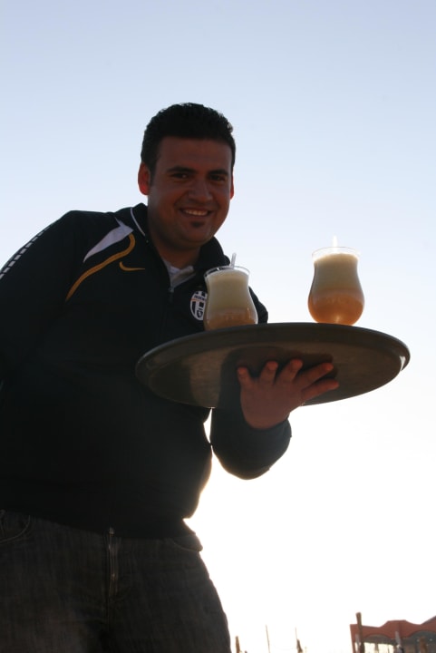 Kellner mit Cocktail Three Corners Happy Life Beach Resort