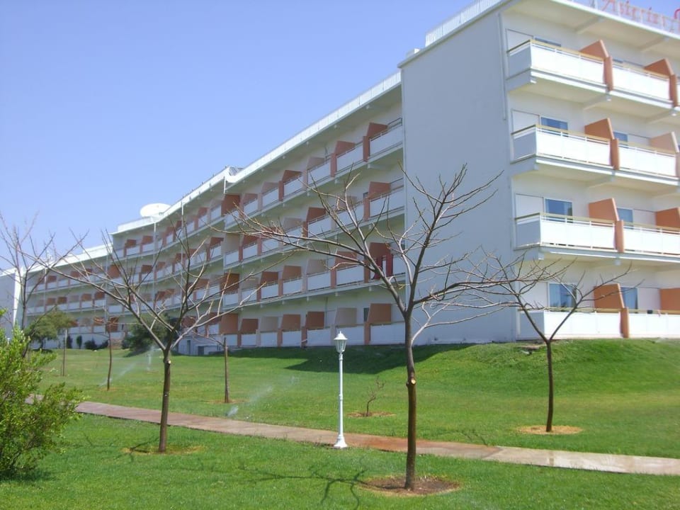 Vom Garten auf das Hotel gesehen Asterias Beach