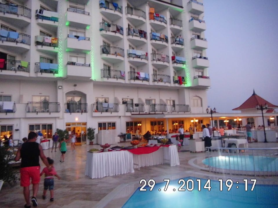 Blick Pool aufs Restaurant Serenis Hotel