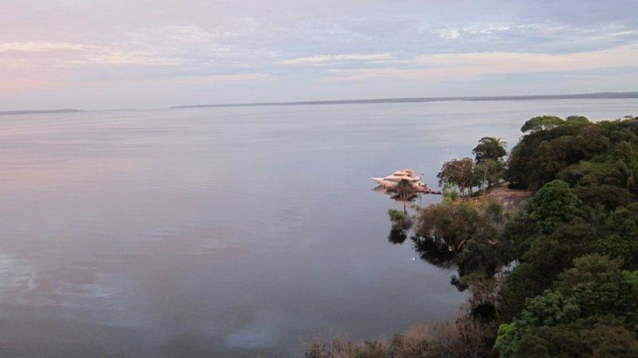 Blick auf den Rio Negro Tropical Executive Hotel