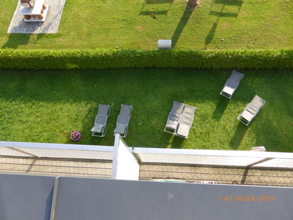 Blick nach unten von der Dachterrasse Seeside Hotel Seewirt Mattsee