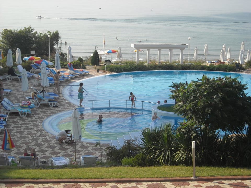 Blick auf Pool und Meer Hotel Sineva Beach