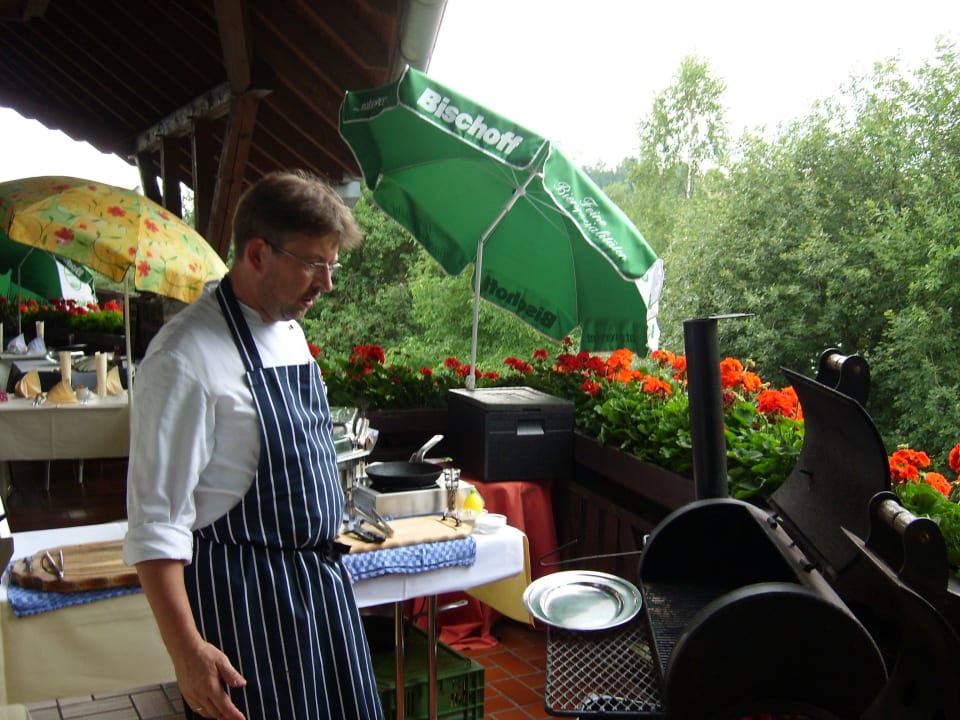 Grillen auf der Terrasse mit dem Chef des Hauses Naturhotel Blaubach