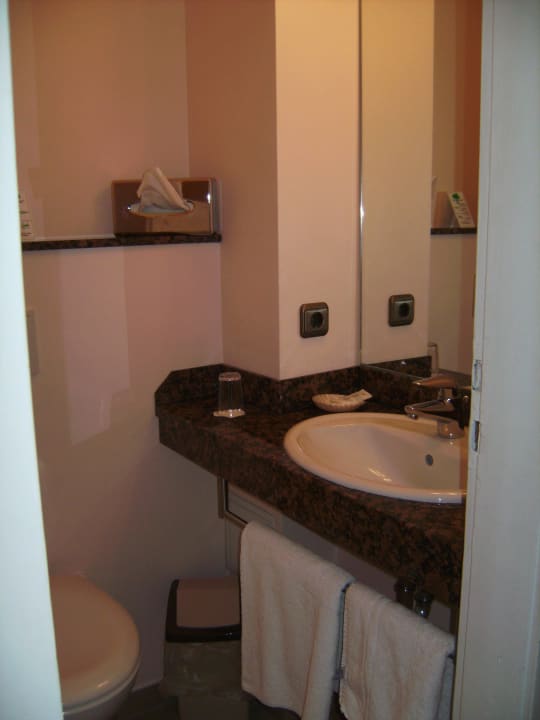 WC mit Waschbecken und Spiegel Hotel John Brinckman