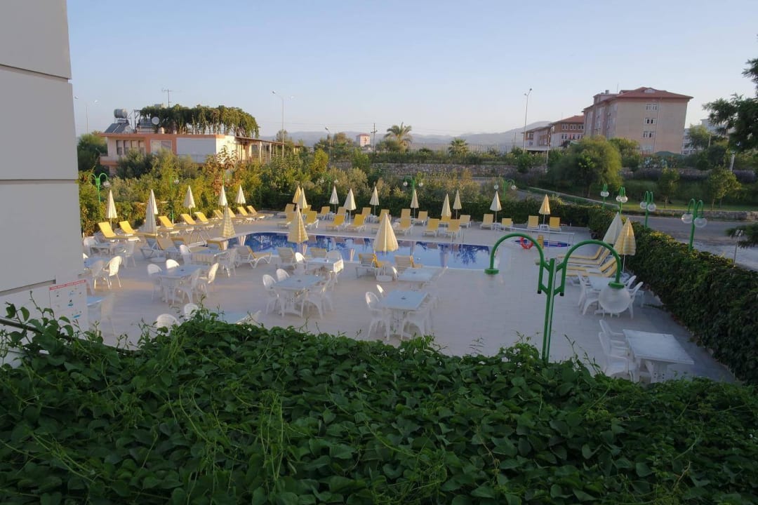 Blick vom Restaurant Balkon auf den Pool Opia Hotel