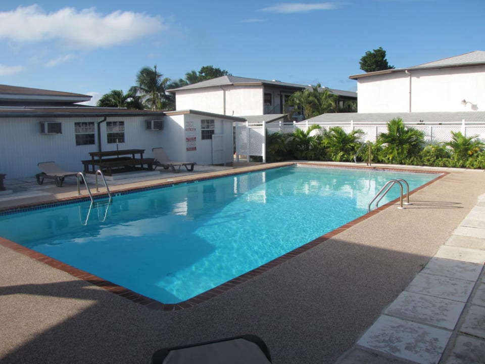 Der Pool (sehr sauber) Hotel Red Carpet Inn