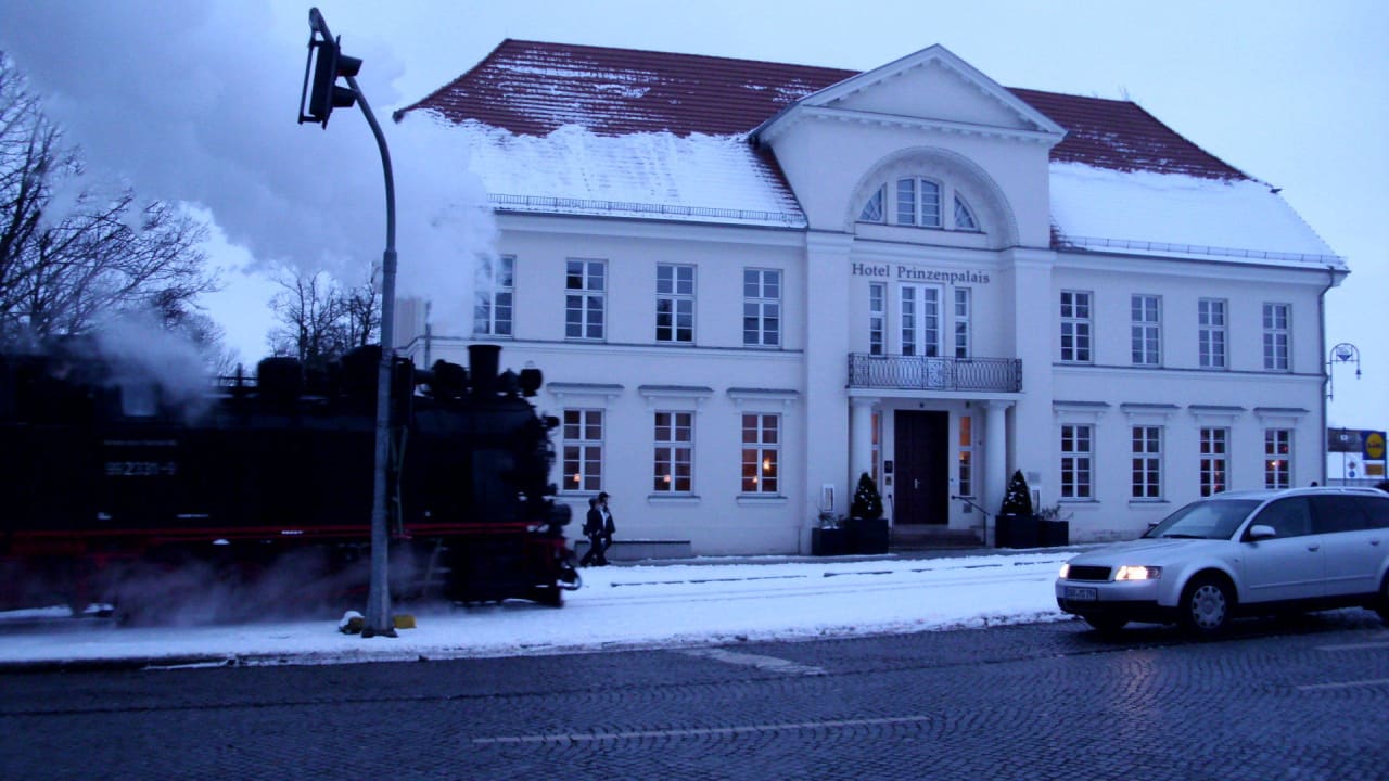 ...mit der Molli vor dem Hotel Hotel Prinzenpalais Bad Doberan