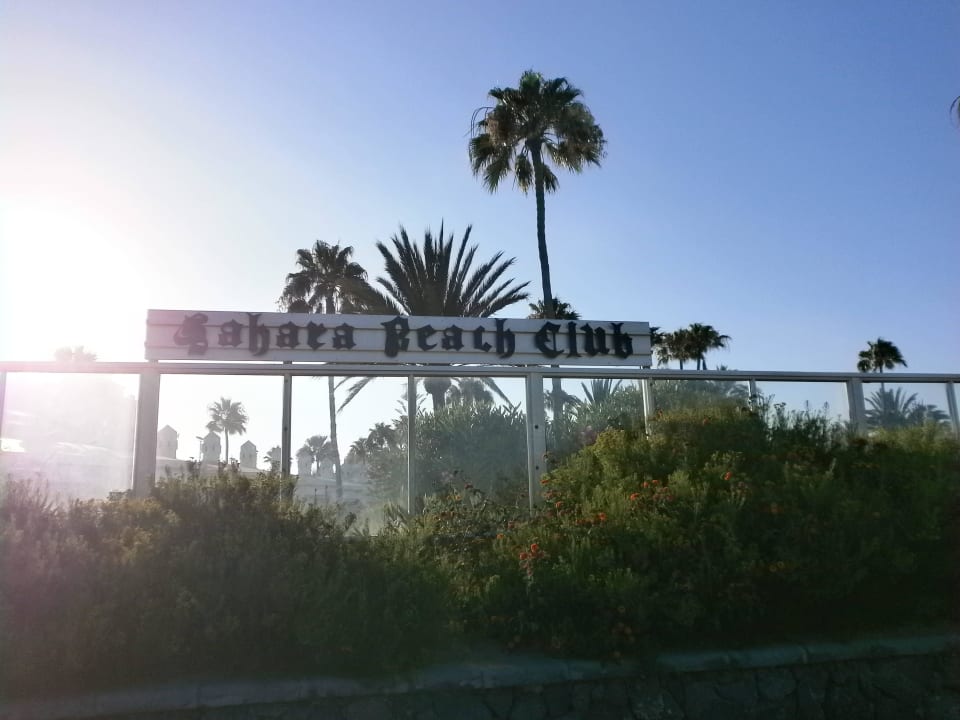 An der Strandpromenade Sahara Beach Club
