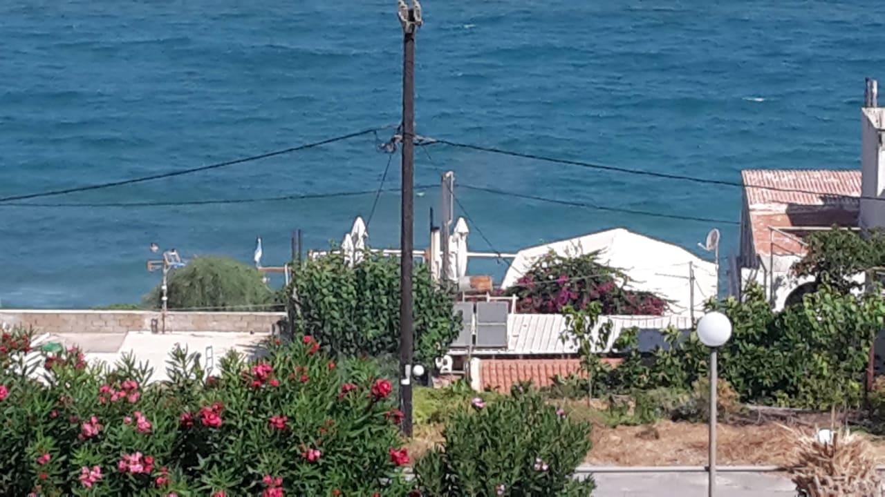 Z tego budynku często dym leci prosto na basen  Scaleta Beach Hotel