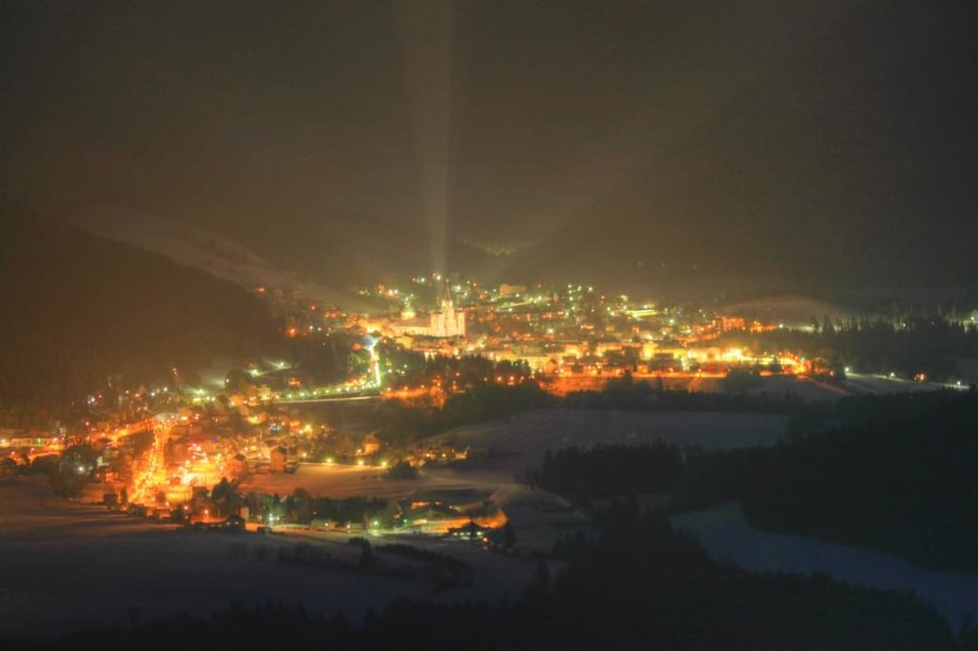 Ausblick auf Mariazell bei Nacht Gasthof Zum Bäreneck