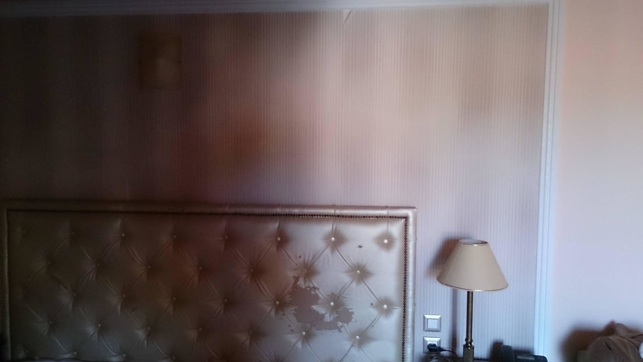 Bett alt und abgenutzt  Palazetto Hotel