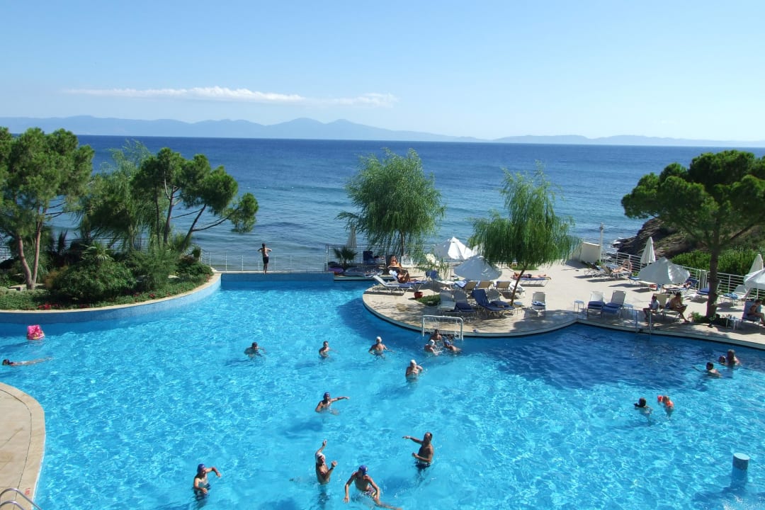 Kilka basenów na kilku poziomach Aria Claros Beach & Spa Resort