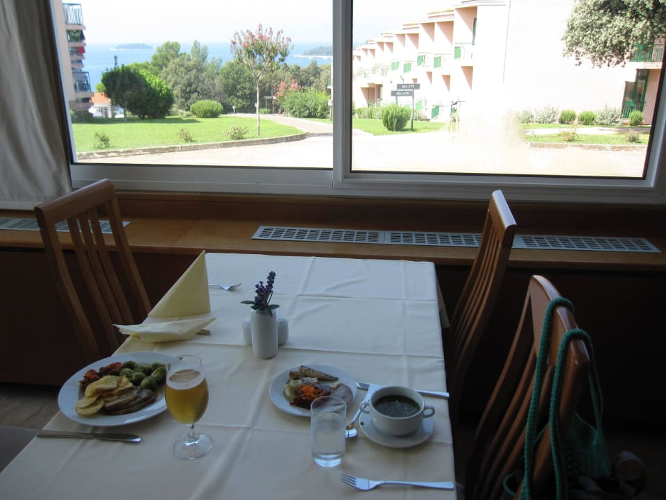Blick vom Hauptrestaurant auf Hotel und Meer Maistra Select Funtana All Inclusive Resort