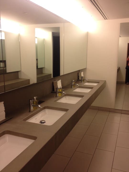 Öffentliche Toilette in der Lobby DoubleTree by Hilton Hotel London - Tower of London