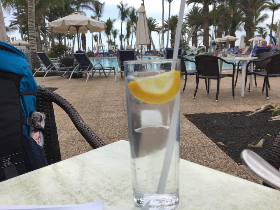 Gin Tonic am Pool Hipotels La Geria