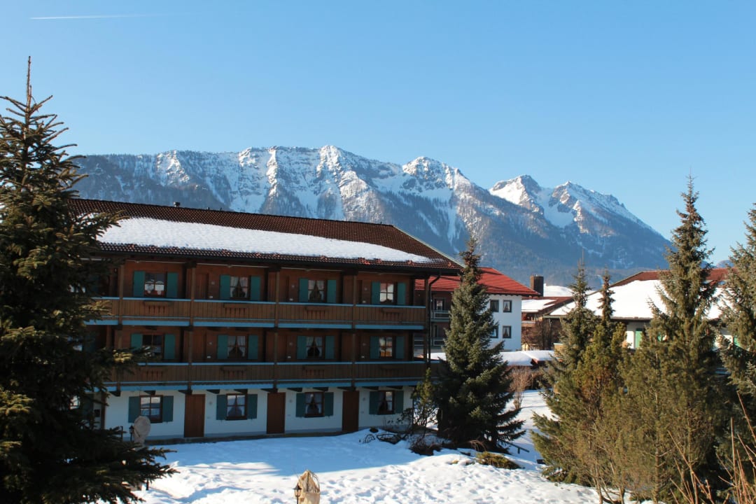 Blick vom Balkon über die Gartenanlage Das Bergmayr - Chiemgauer Alpenhotel