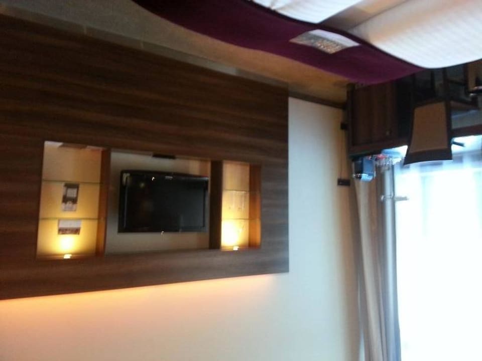 TV und Schreibtisch Flemings Selection Hotel Wien-City