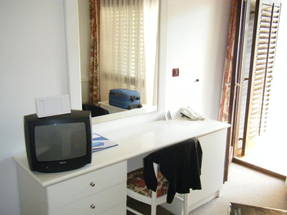 Schreibtisch mit Mini-TV Valamar Parentino Hotel