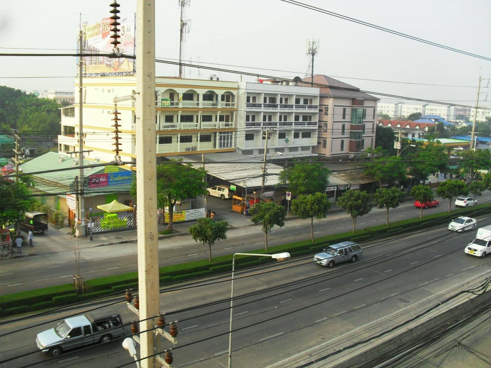 Blick zur Hauptstraße Hotel Golden Jade Suvarnabhumi
