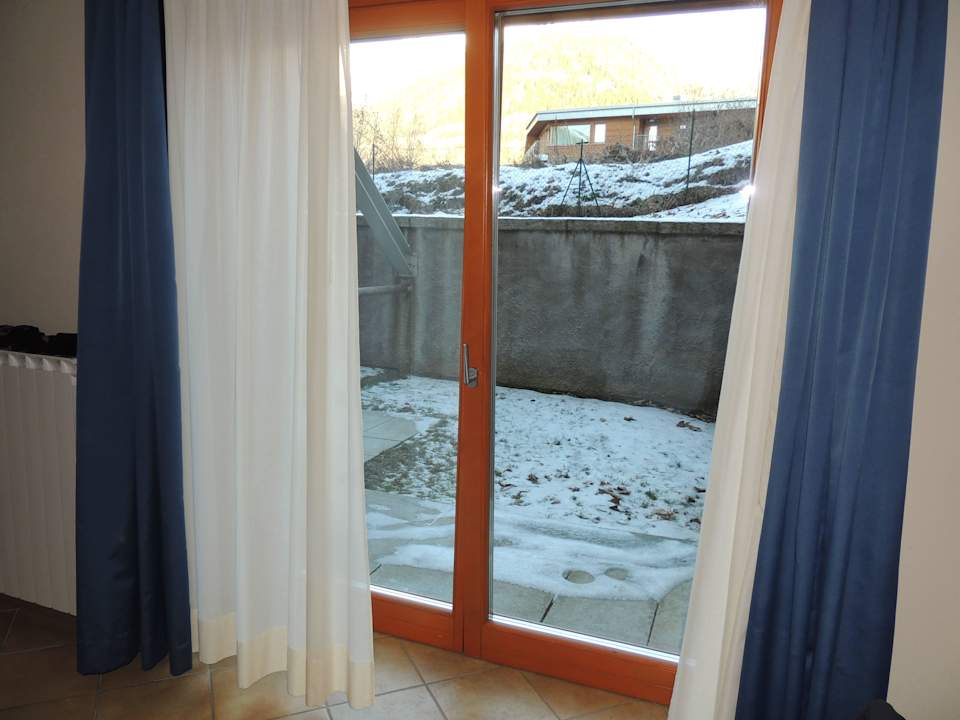 Nieciekawy widok z pokoju na mur, taki tarasik Aparthotel Adamello Resort